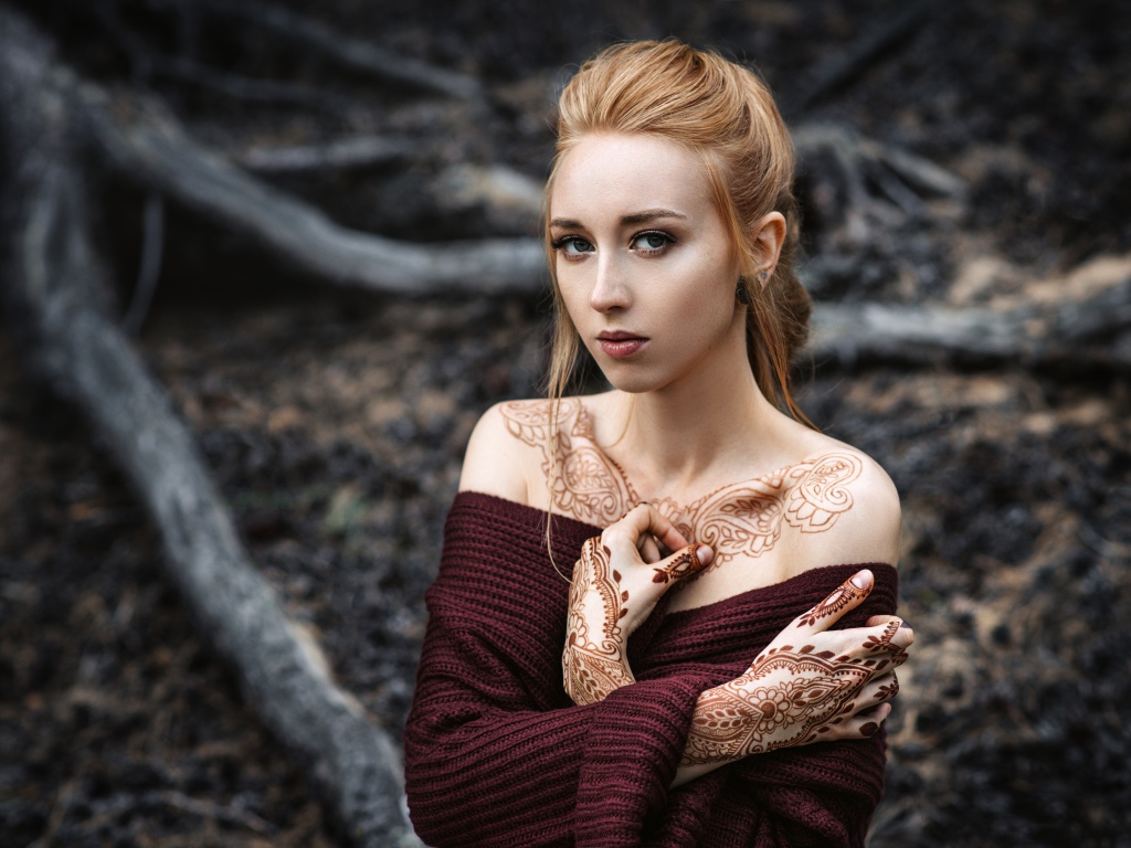 Красивая девушка с рисунком из хны на теле 