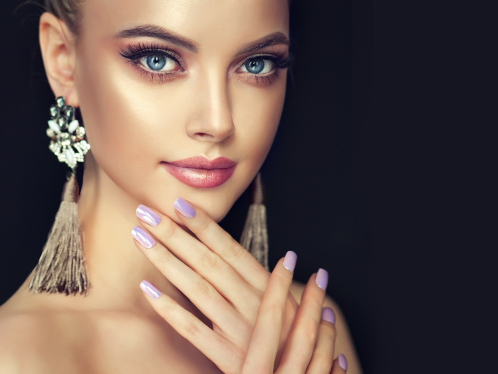 Красивая девушка с большими голубыми глазами и красивыми ногтями