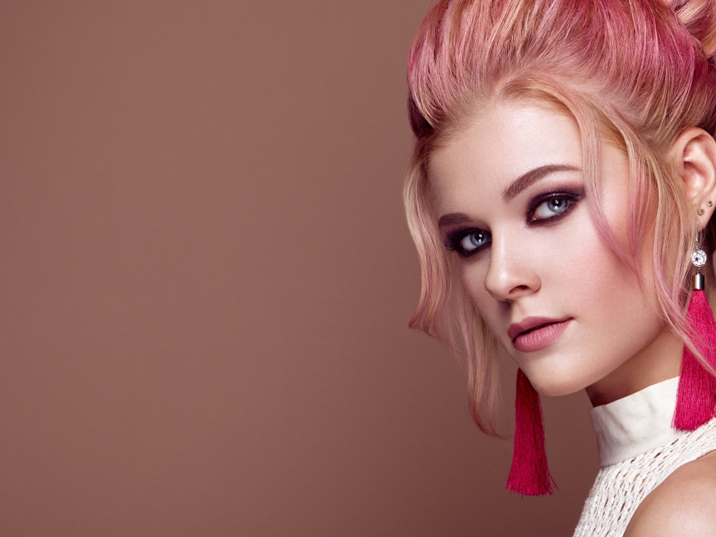 Красивая девушка с голубыми глазами  и розовыми волосами