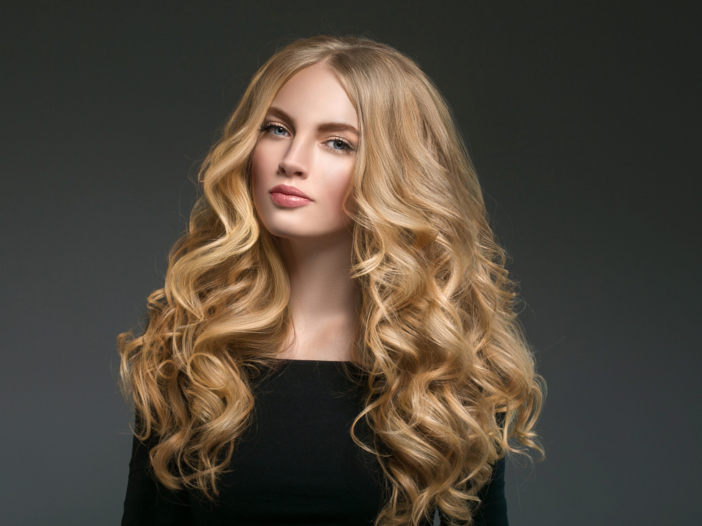 Красивая длинноволосая блондинка с голубыми глазами 