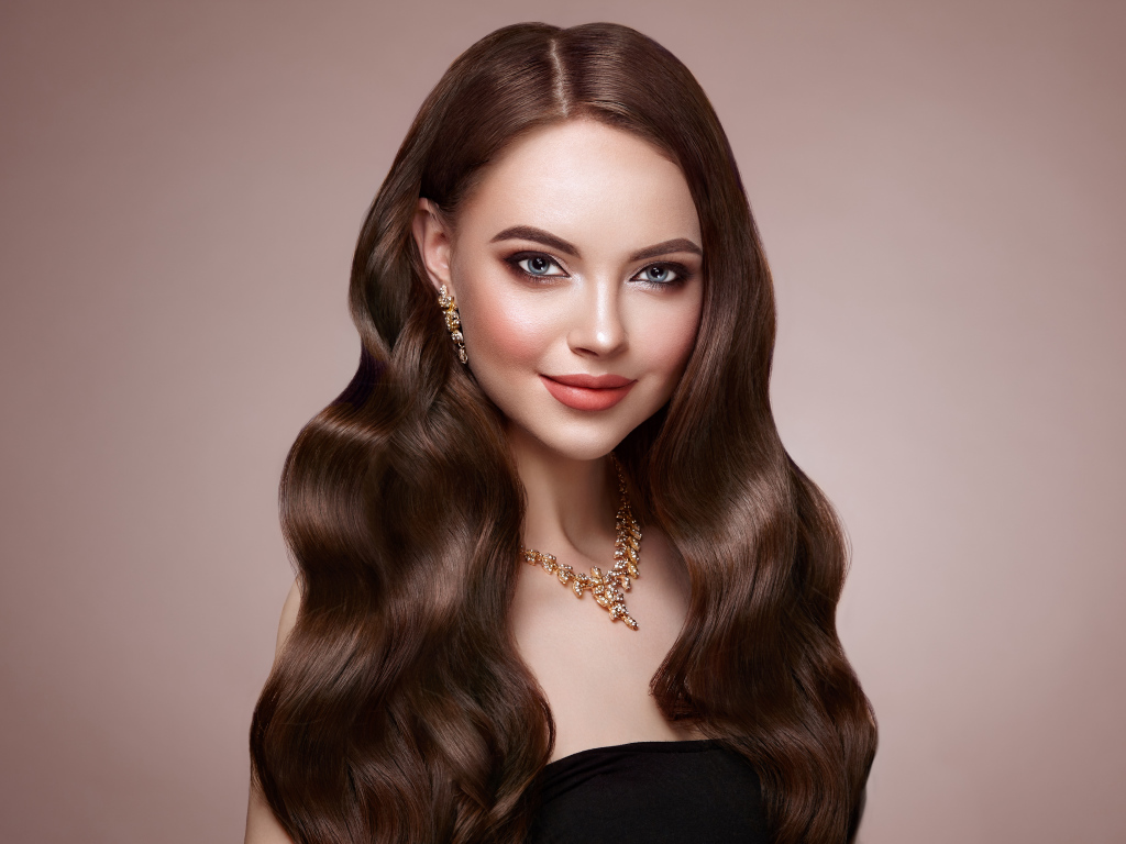 Красивая длинноволосая девушка с украшением на шее