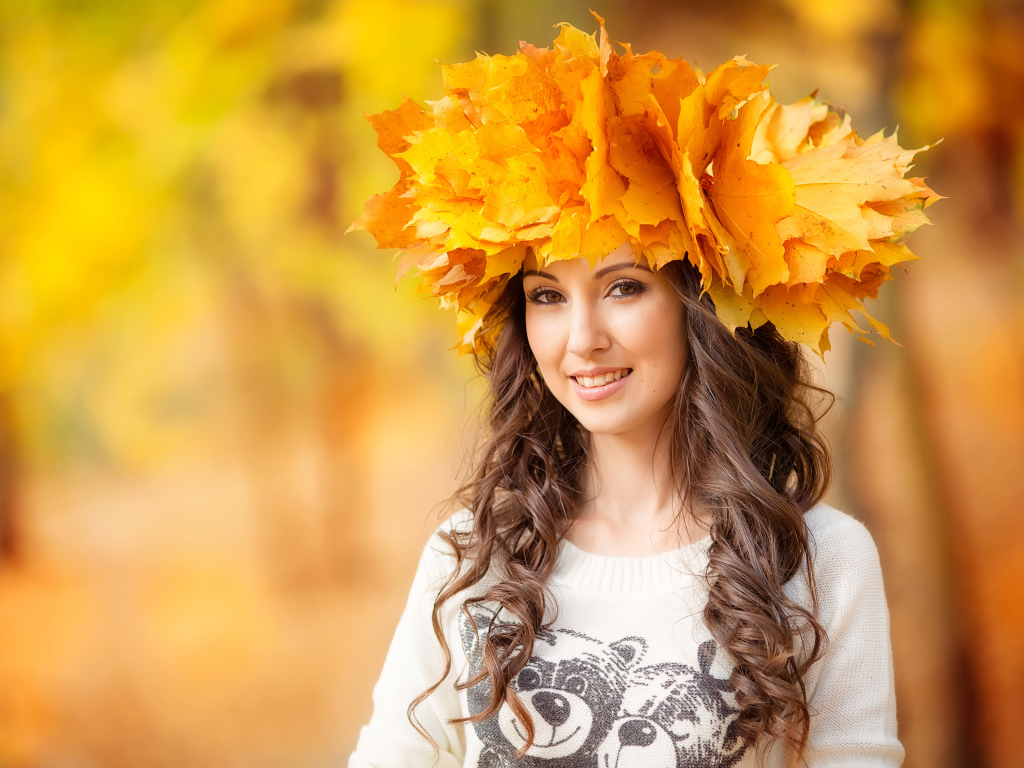 Красивая длинноволосая девушка с венком из желтых листьев на голове