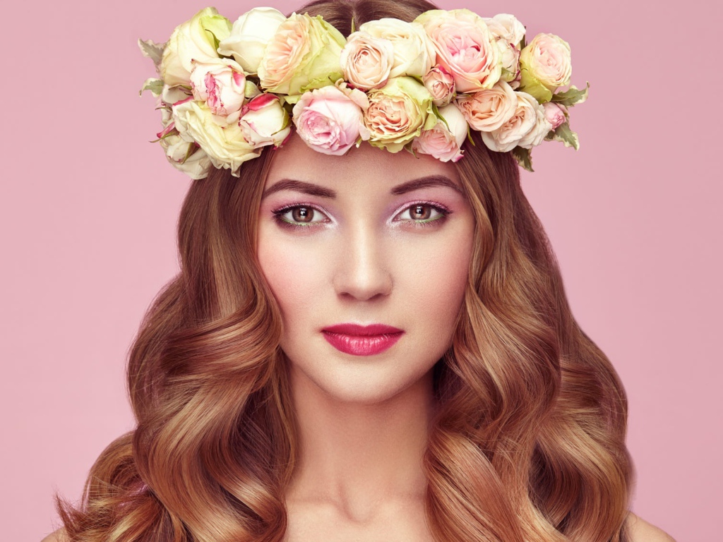 Красивая рыжеволосая девушка с венком из роз на голове