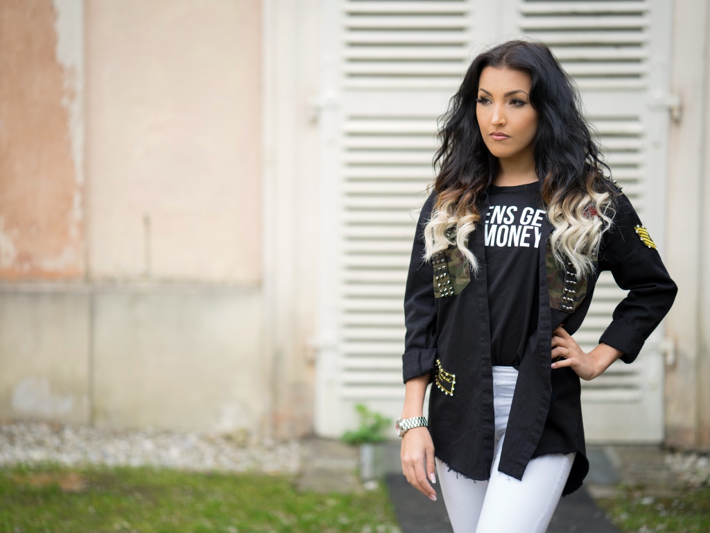 Красивая стильная девушка с часами на руке