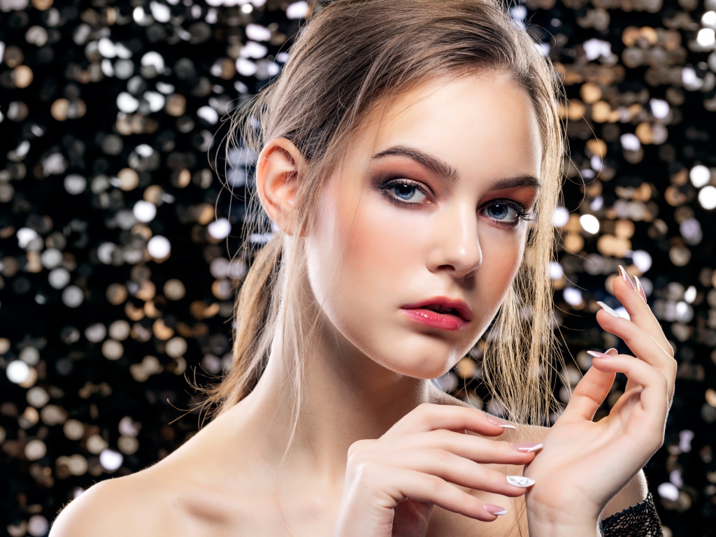 Красивая молодая голубоглазая девушка с маникюром