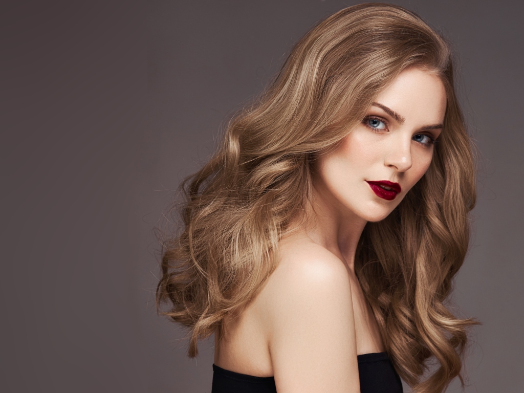 Голубоглазая девушка с длинными красивыми волосами