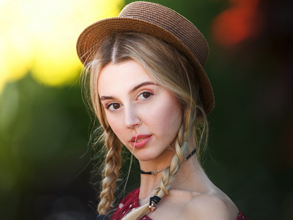 Кареглазая девушка с косами на голове в шляпе