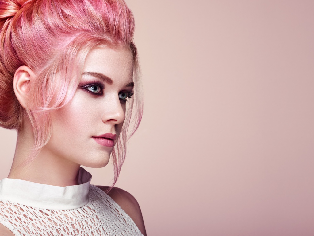 Милая девушка с розовыми волосами в белом наряде