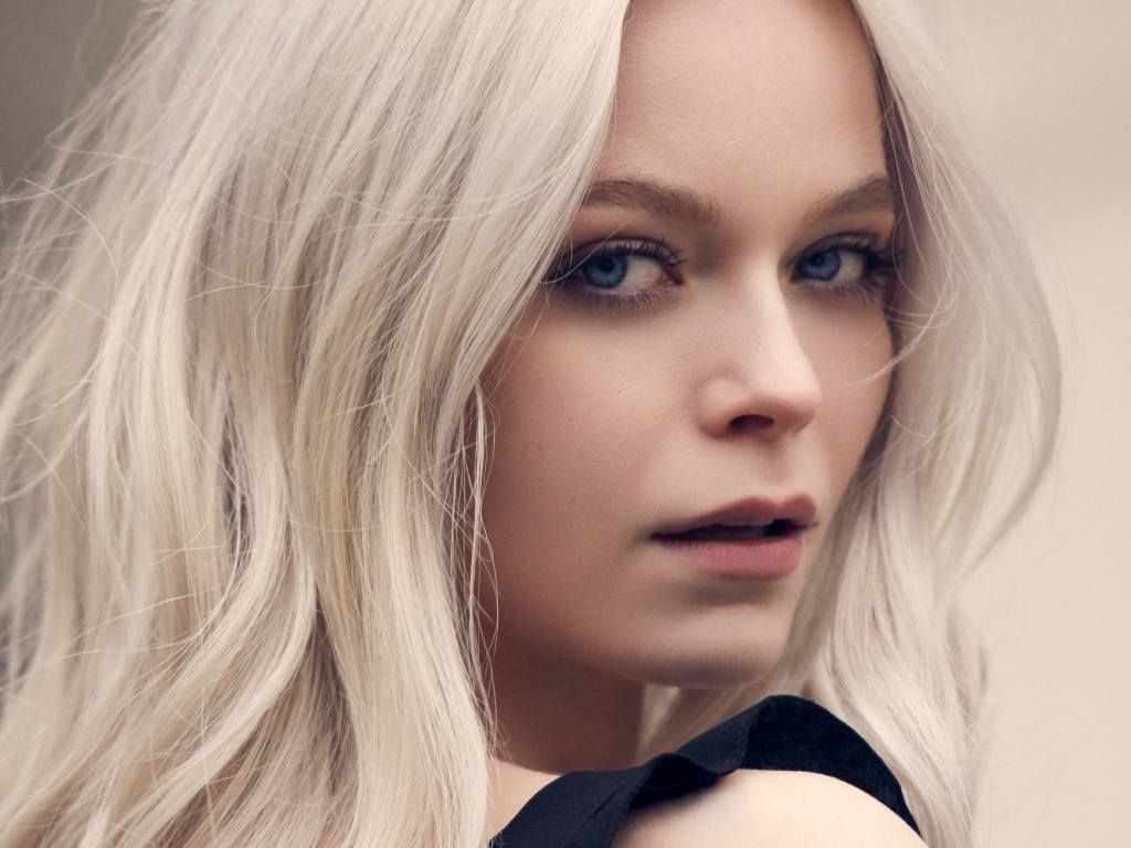 Лицо голубоглазой блондинки крупным планом