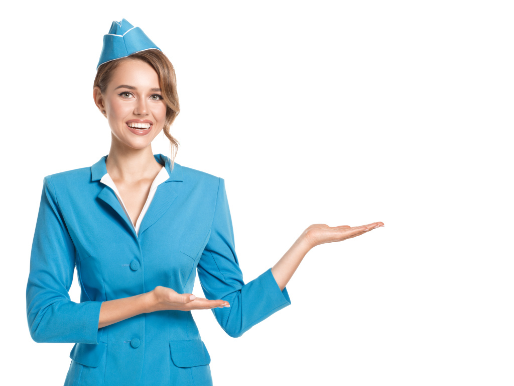 Девушка в синем костюме стюардессы на белом фоне