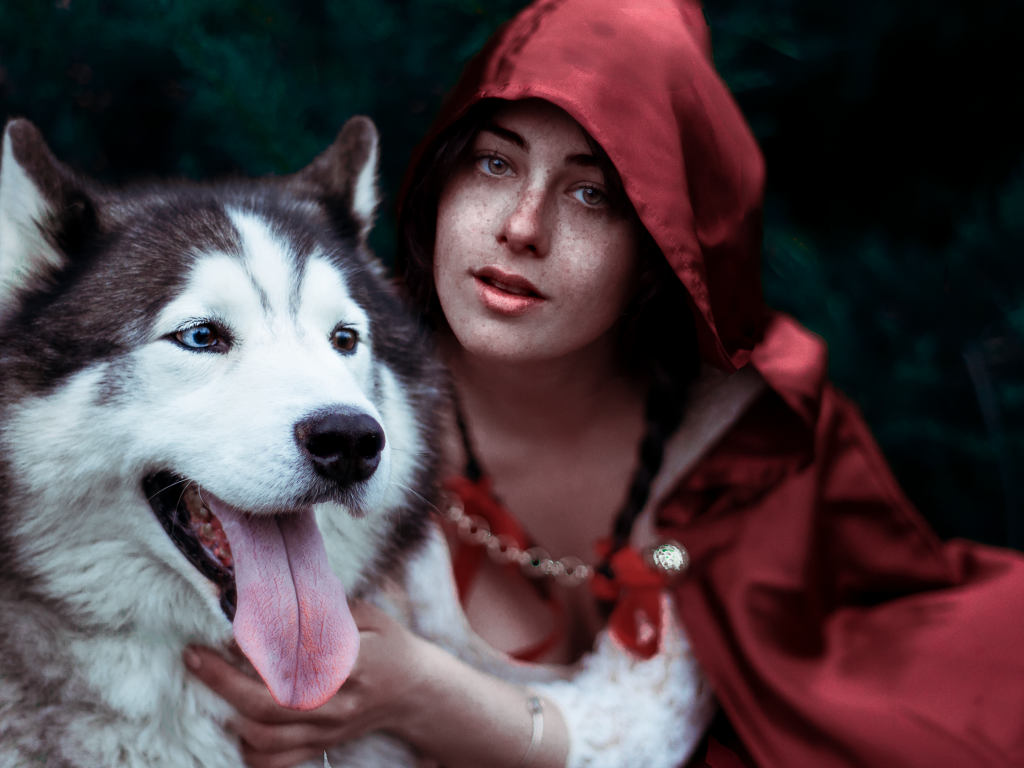 Девушка в красном плаще с собакой породы хаски