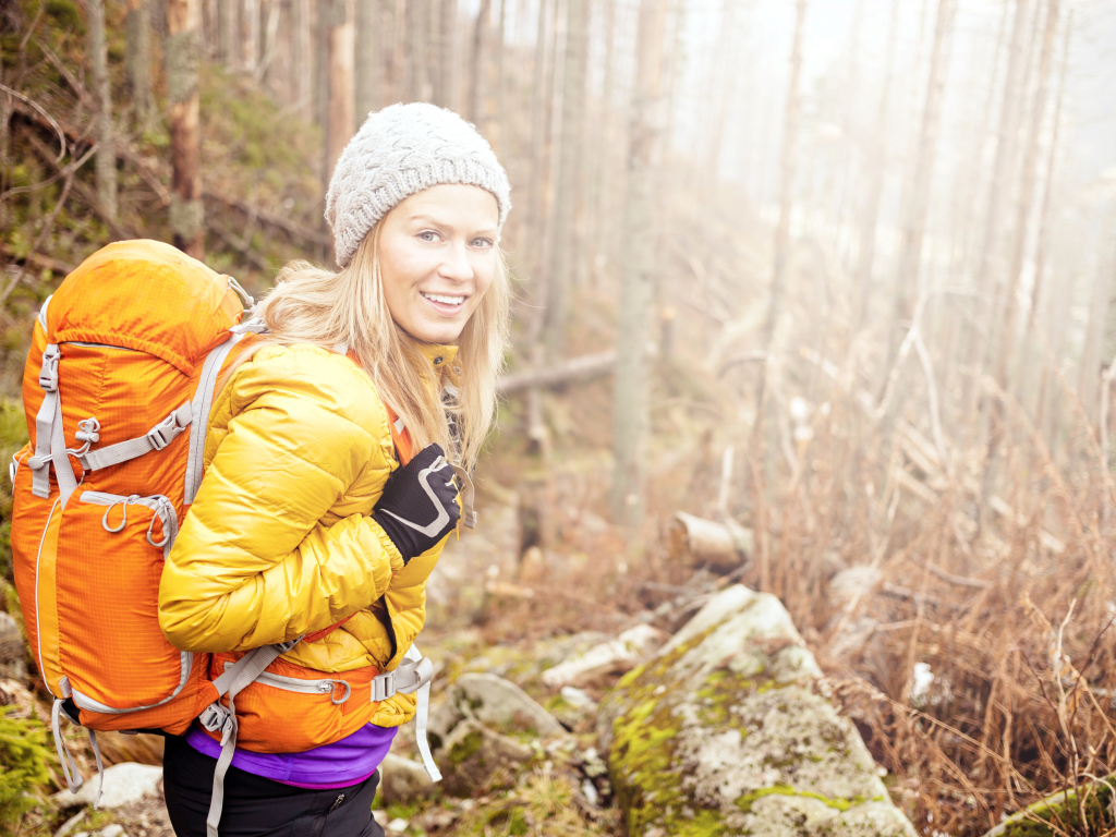 Девушка с рюкзаком в лесу 