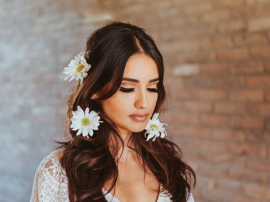 Девушка с закрытыми глазами с ромашками в волосах 