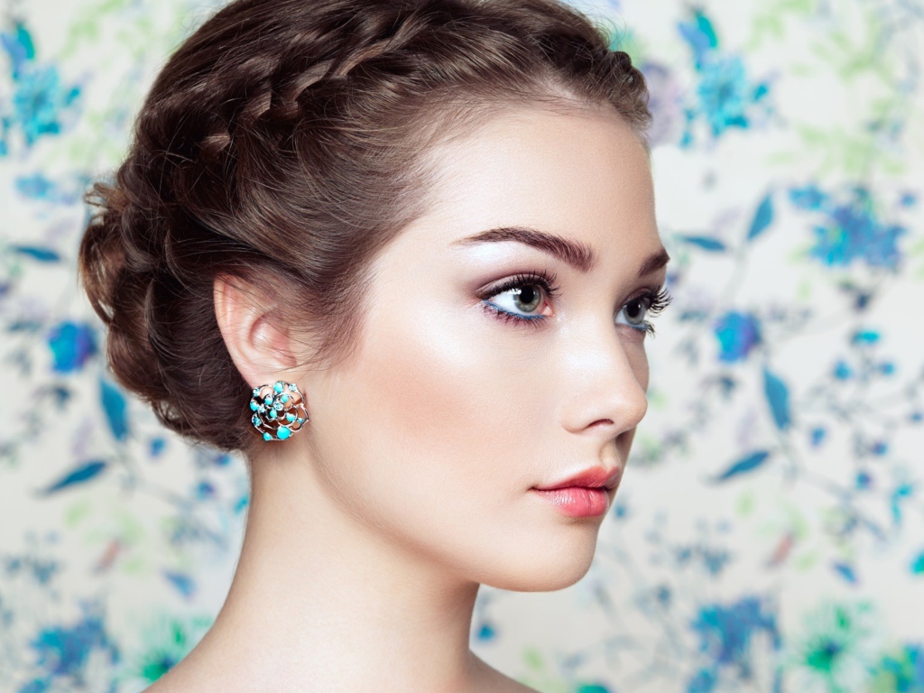 Красивая нежная девушка с прической вид сбоку