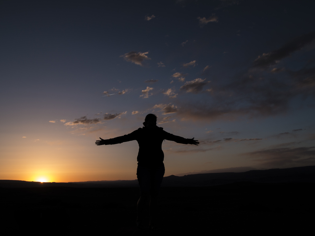 Силуэт девушки на фоне неба на закате