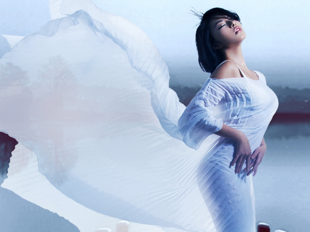 Стильная девушка азиатка в красивом белом платье 