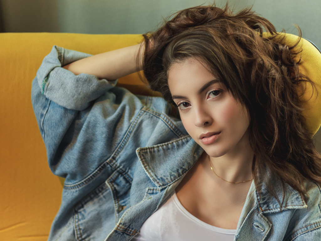 Стильная кареглазая девушка в джинсовой куртке