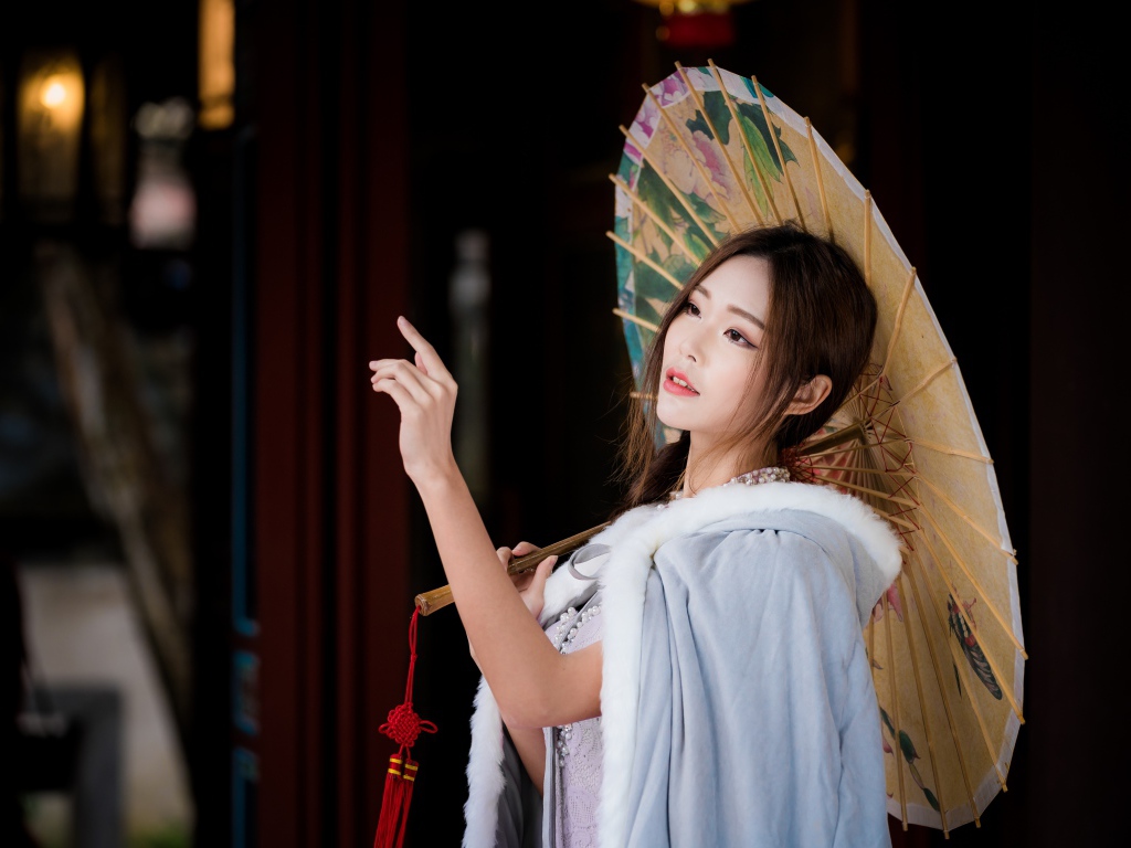 Нежная азиатка с зонтиком в руках