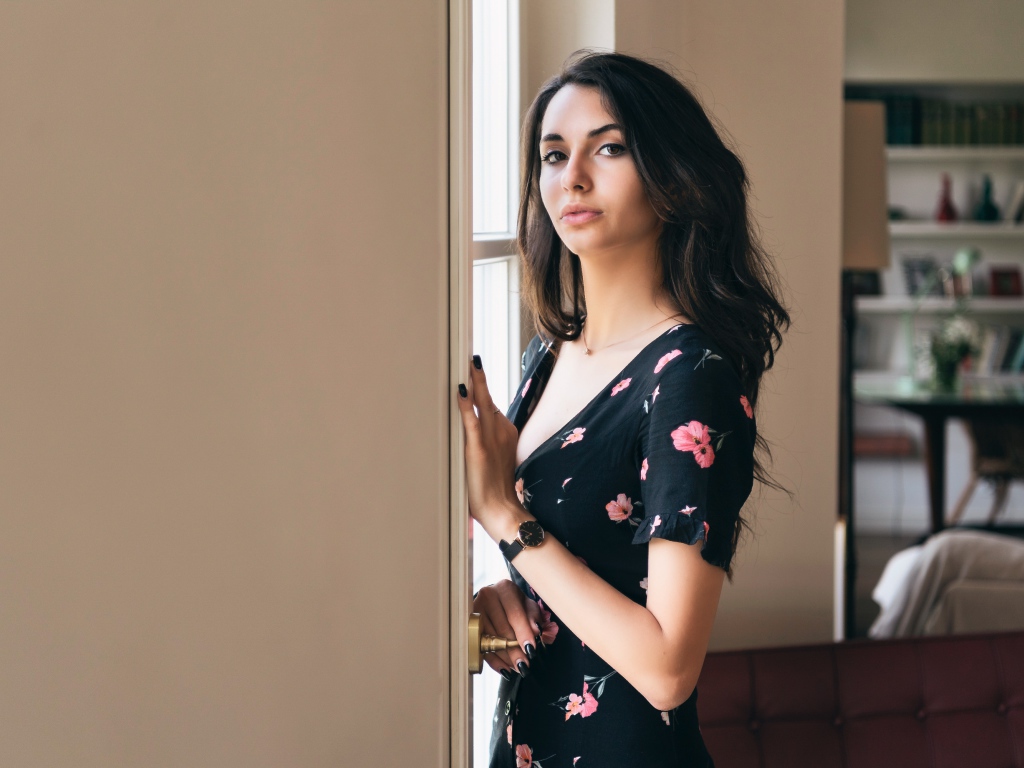 Нежная девушка в платье у окна 