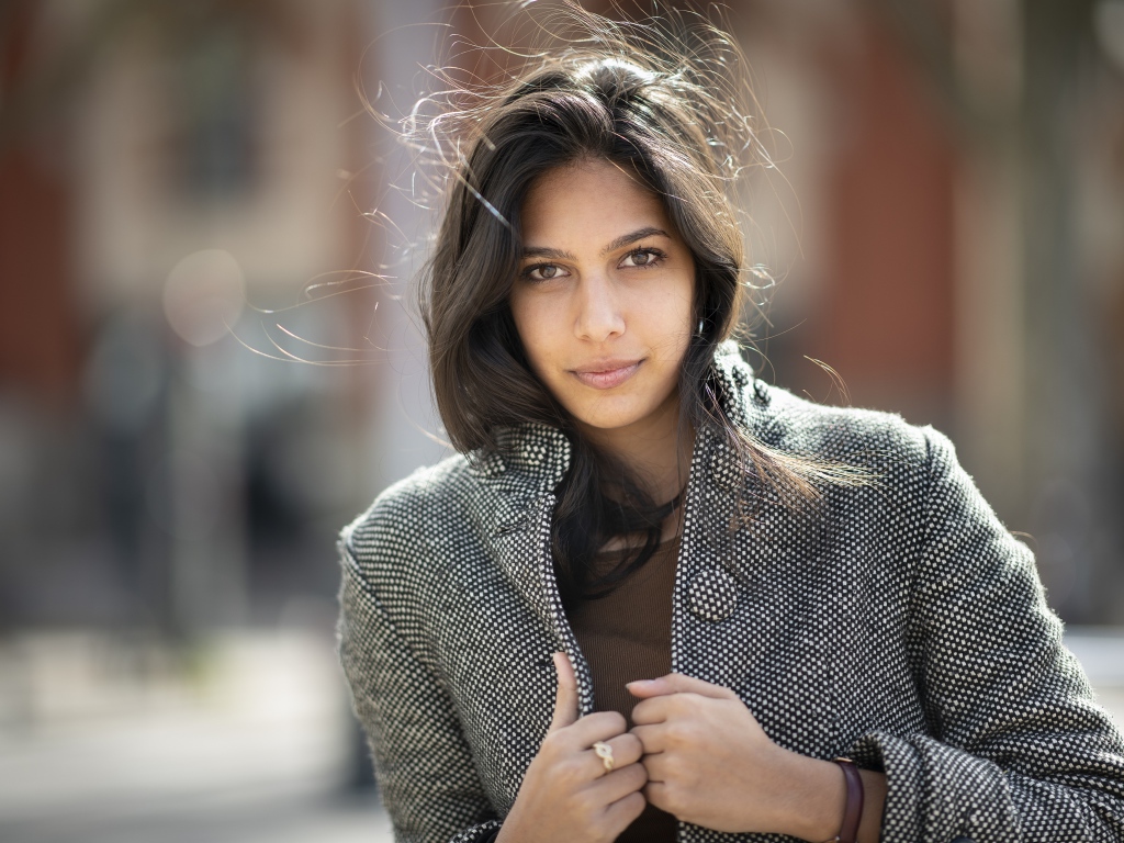 Молодая девушка в сером пальто 