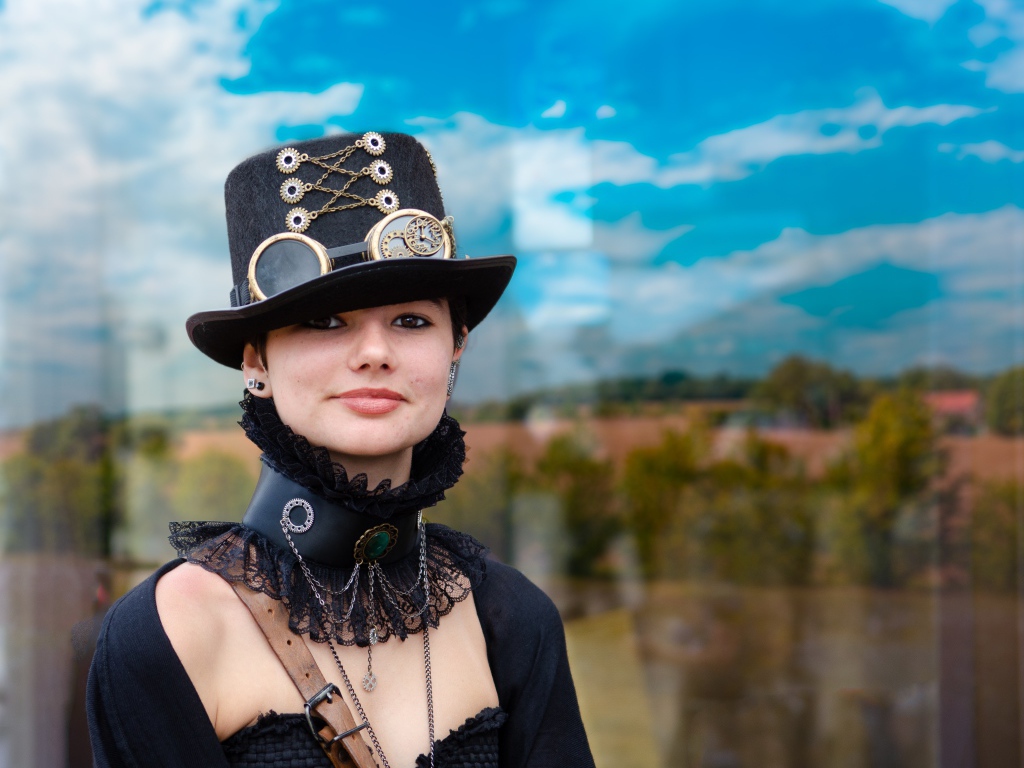 Молодая девушка в костюме на фоне неба