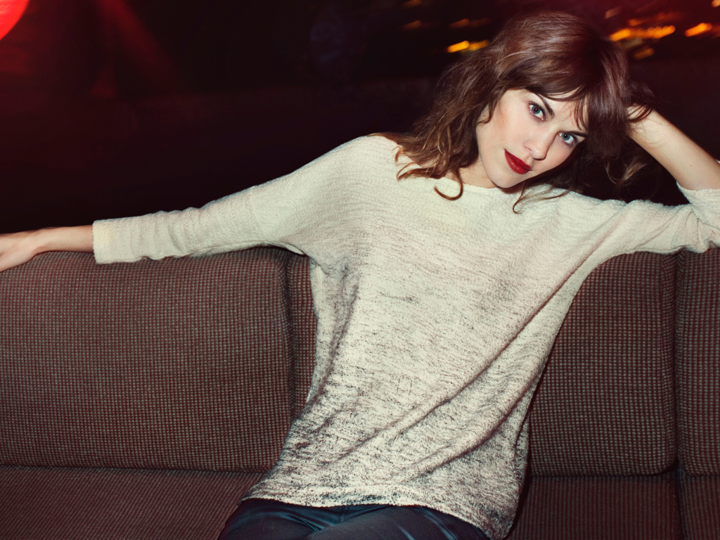 Красивая девушка модель Алекса Чанг сидит на диване