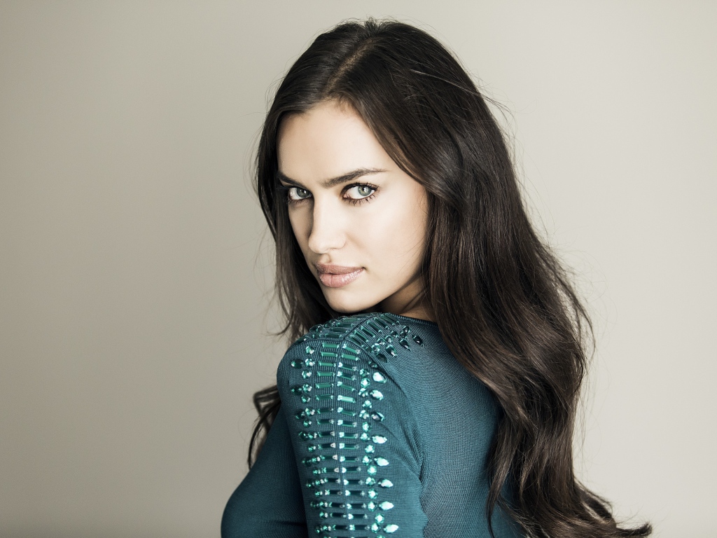 Красивая девушка модель Ирина Шейк на сером фоне