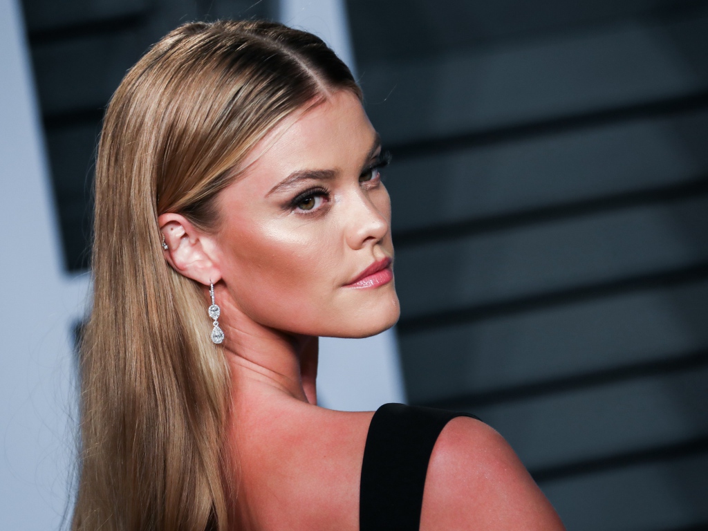 Красивая девушка модель Нина Агдал 