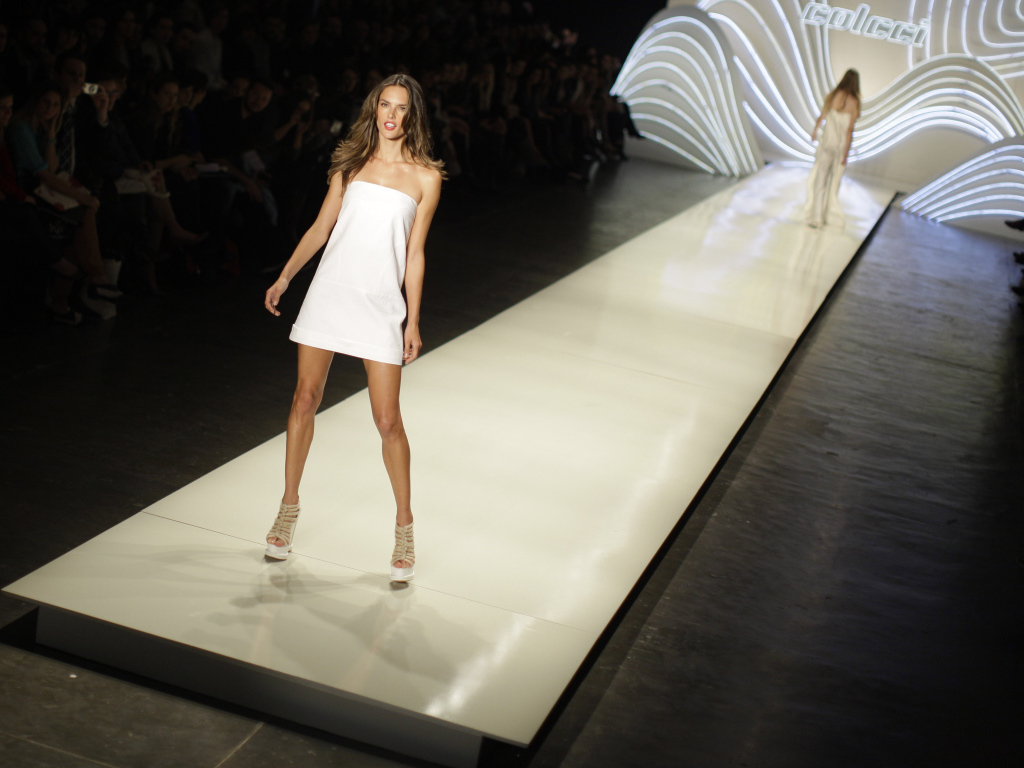 Красивая длинноногая девушка модель Алессандра Амбросио на подиуме