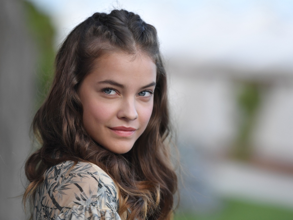 Красивая нежная молодая девушка Барбара Палвин