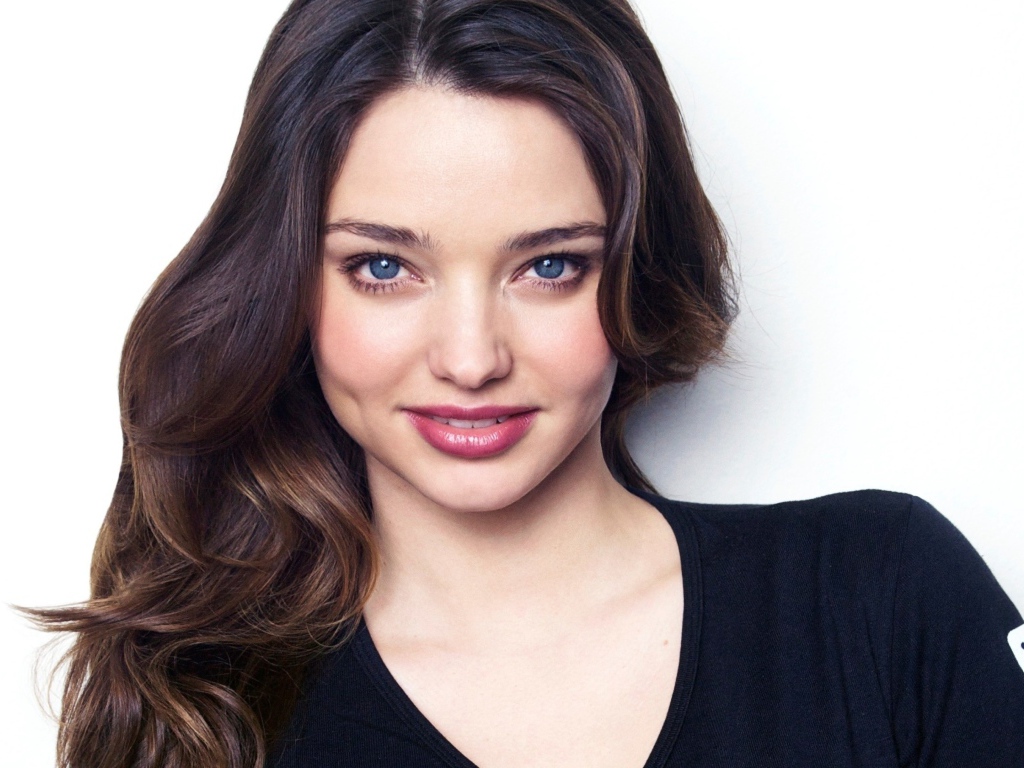 Нежная улыбающаяся голубоглазая девушка, модель Миранда Керр