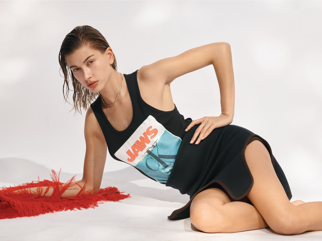 Модель Хейли Болдуин в платье на сером фоне