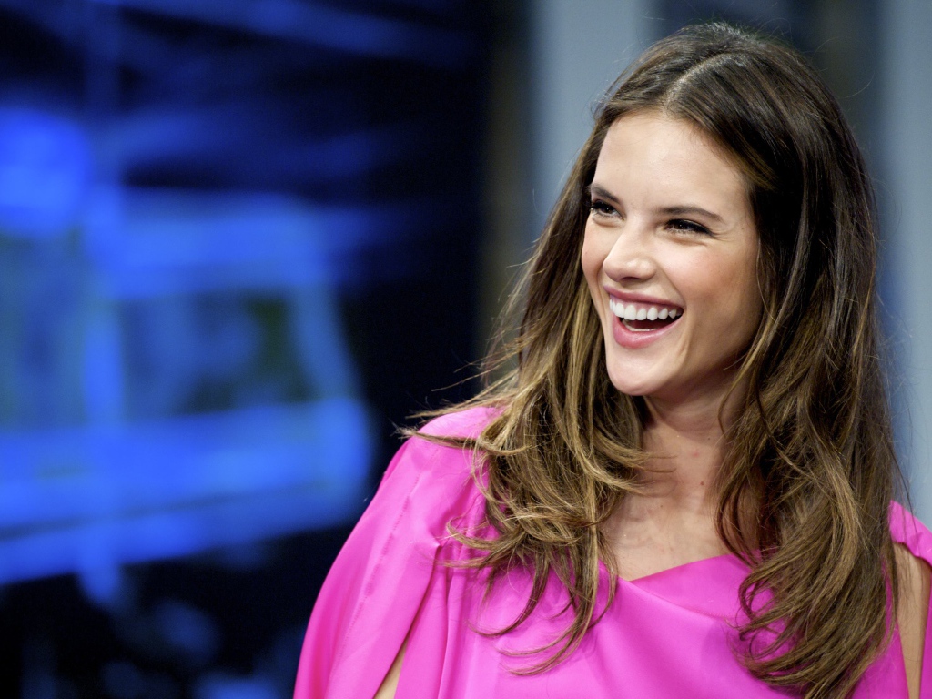 Улыбающаяся девушка супермодель Алессандра Амбросио