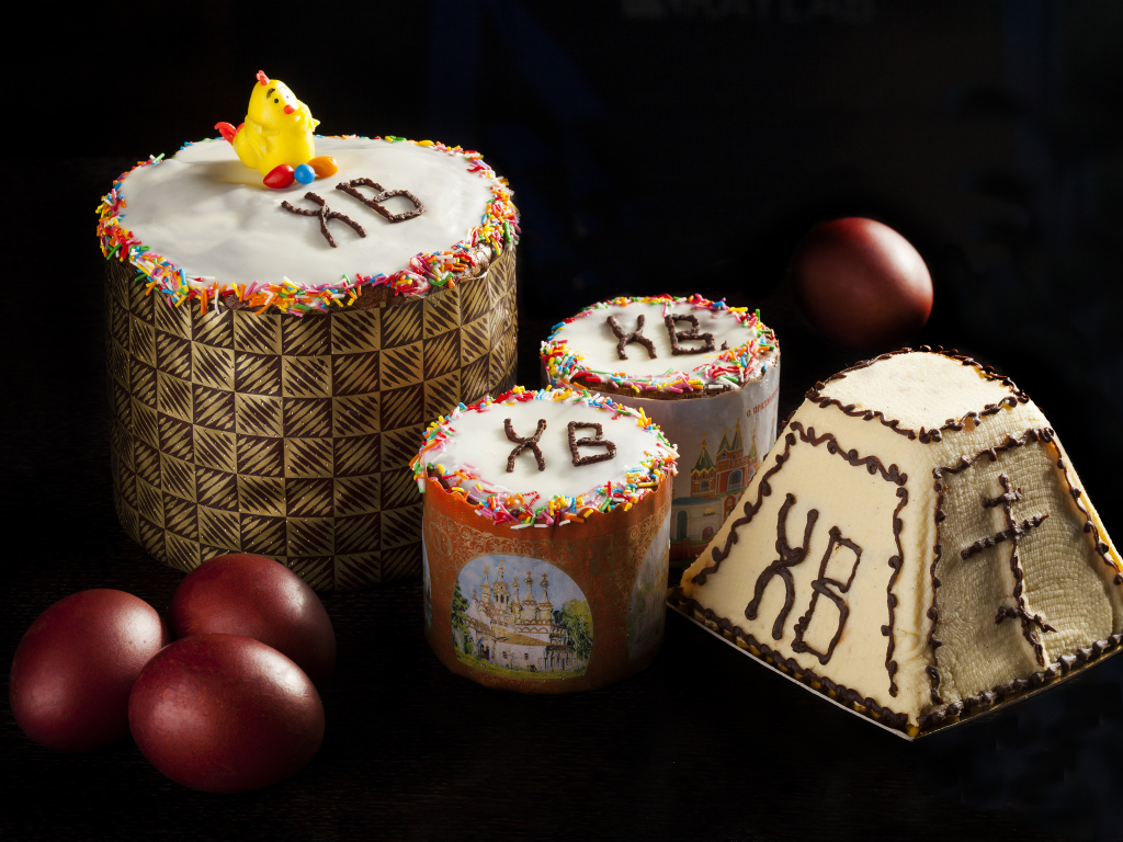 Красивые куличи и крашеные яйца на черном фоне на праздник Пасха