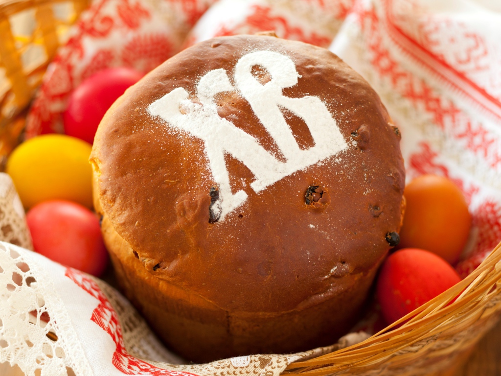 Буквы Христос Воскрес на пасхальном куличе к празднику 