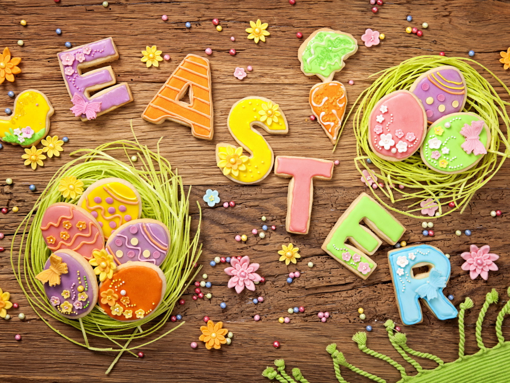 Вкусное разноцветное пасхальное печенье на деревянном столе