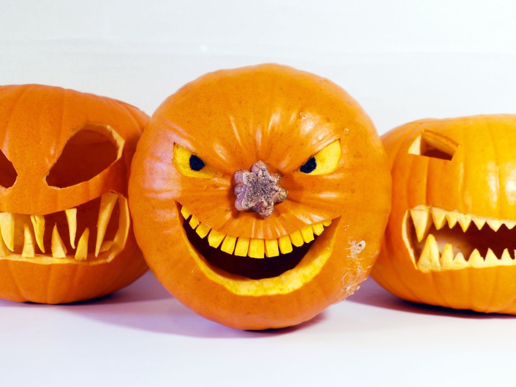 Зловещие тыквы на белом фоне на Хэллоуин 