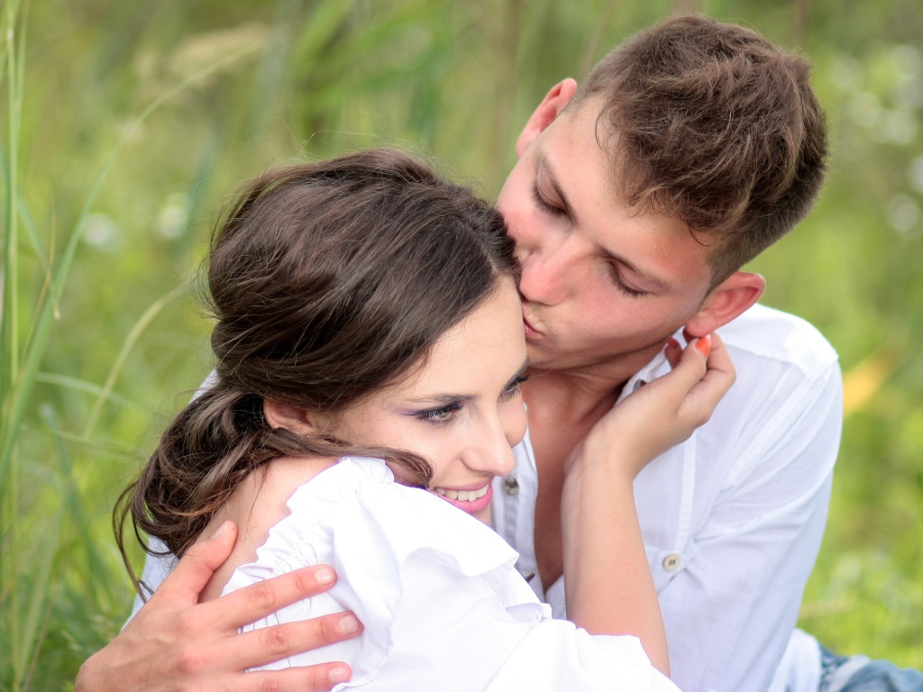 Влюбленный парень целует девушку 