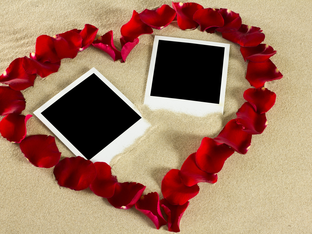 Сердце из лепестков роз на песке с шаблонами для фото 
