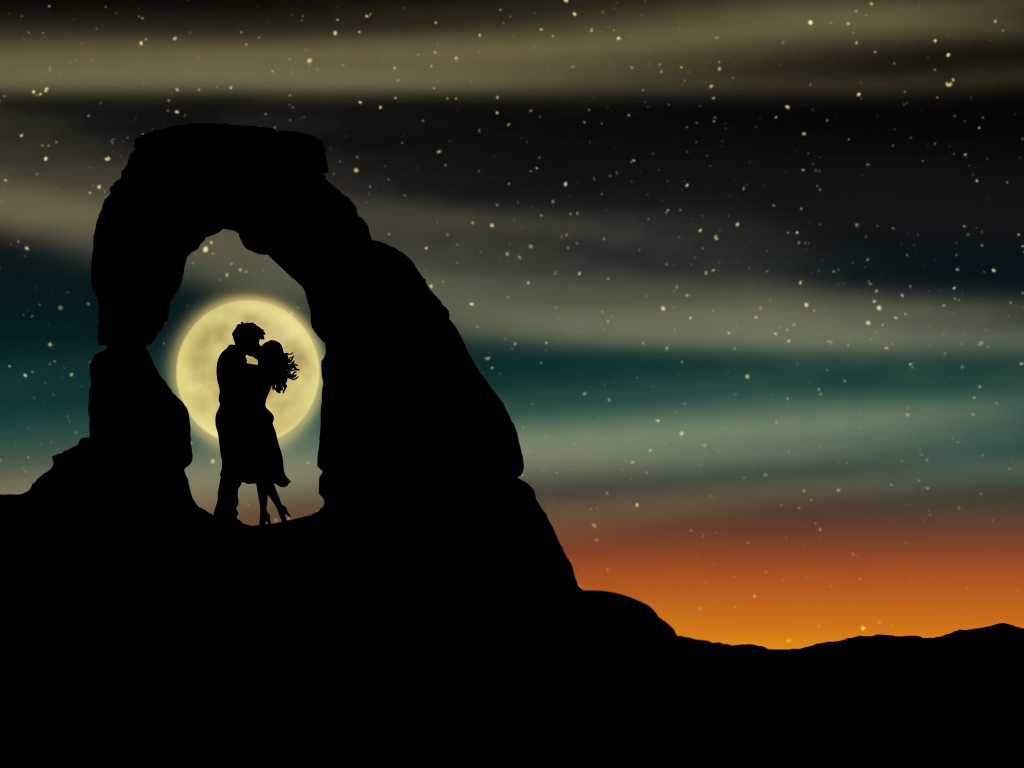 Поцелуй влюбленной пары в горах на фоне луны