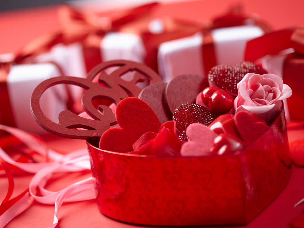 Красная коробка с сердечками и розами в подарок