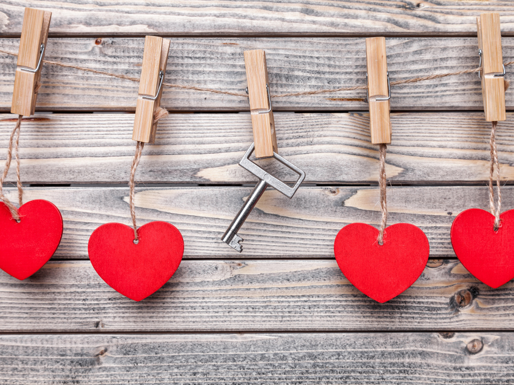 Красные сердечки на нитках на прищепках с ключом 