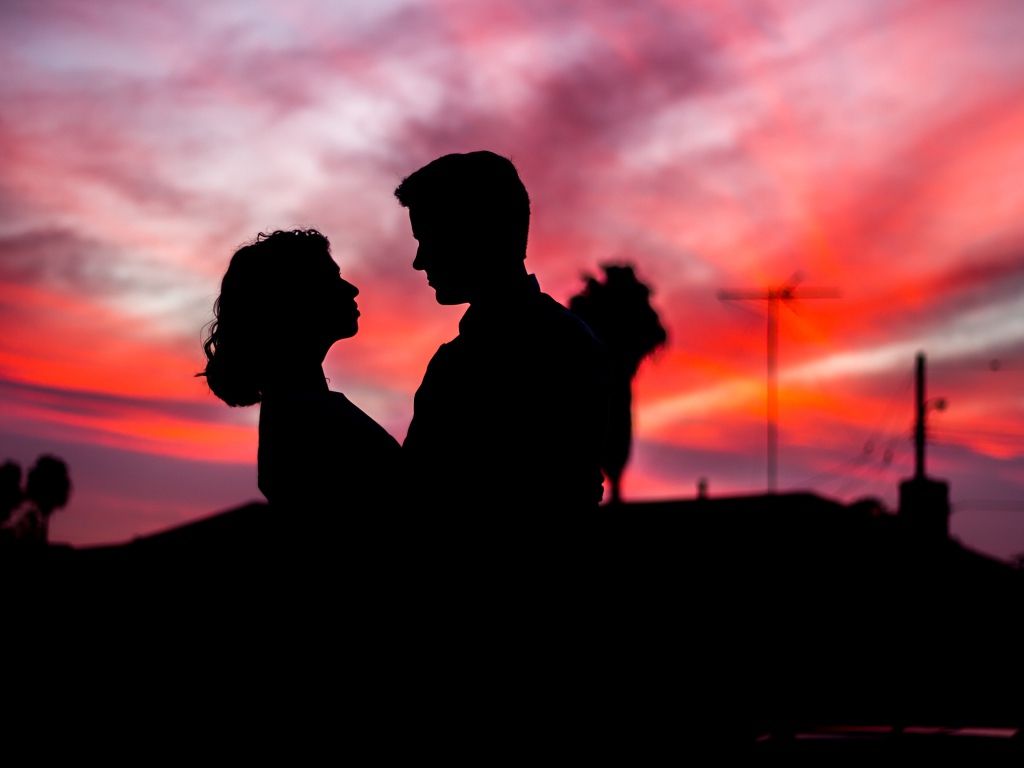 Силуэты влюбленной пары на фоне ночного неба