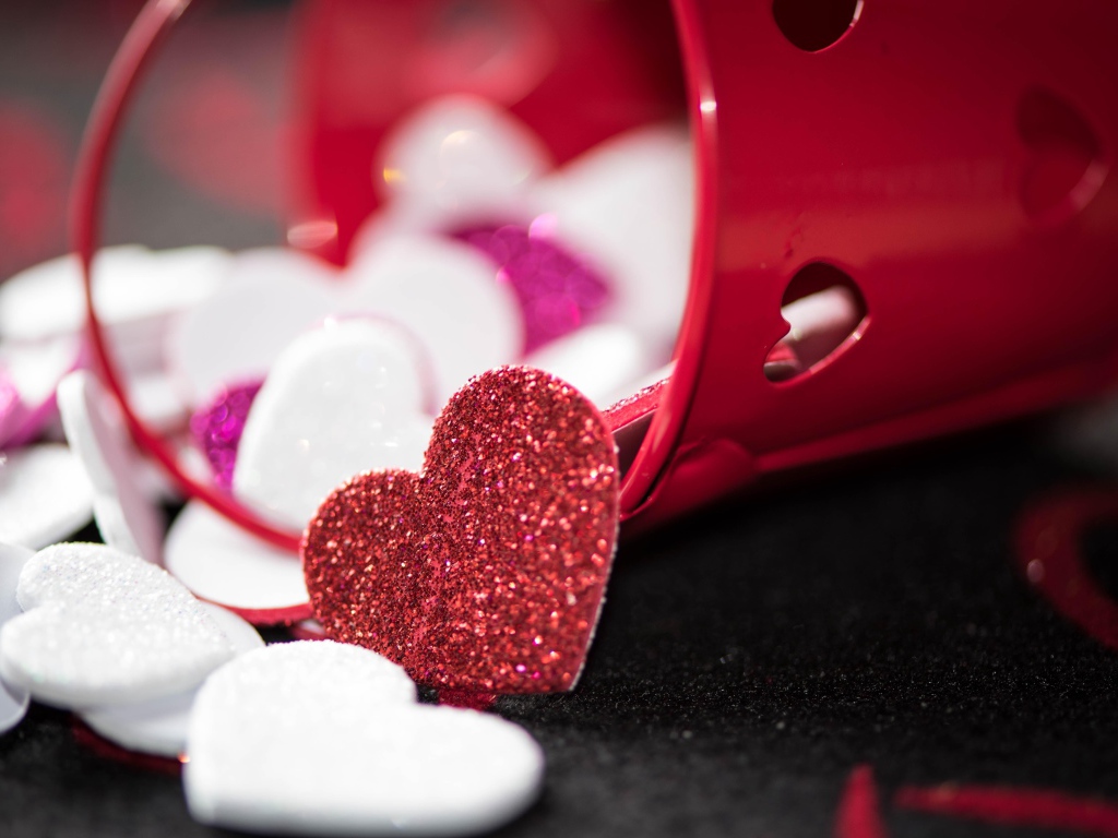 Маленькие блестящие сердечки в красном ведерке
