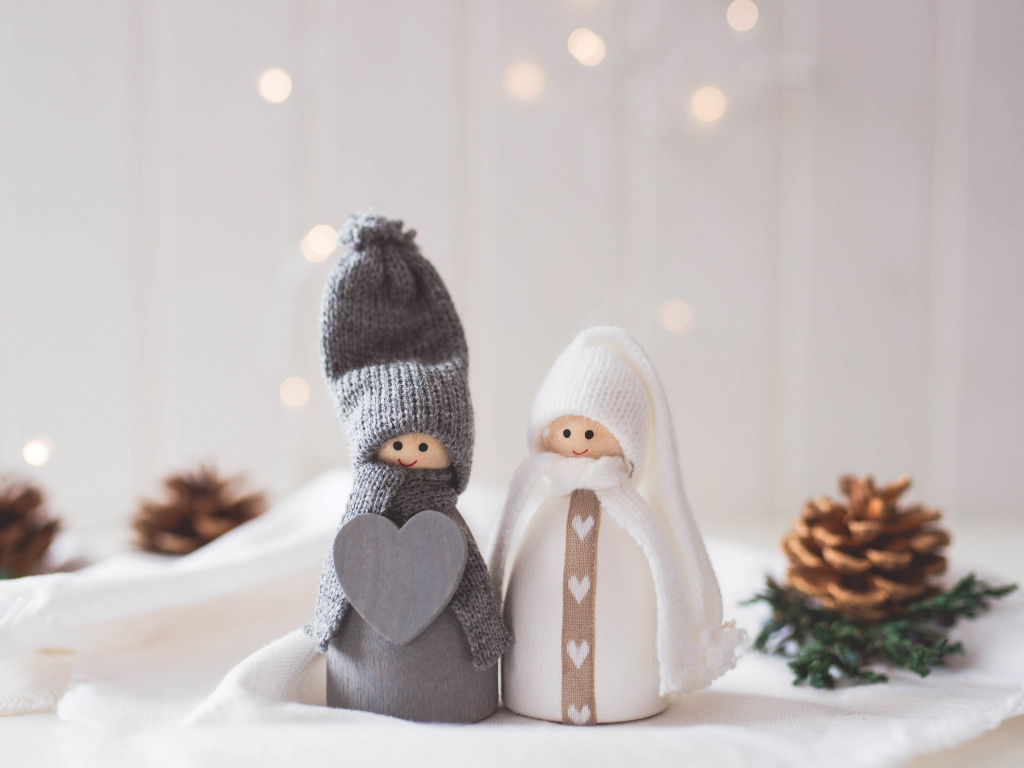 Две влюбленные фигурки в вязаных костюмах