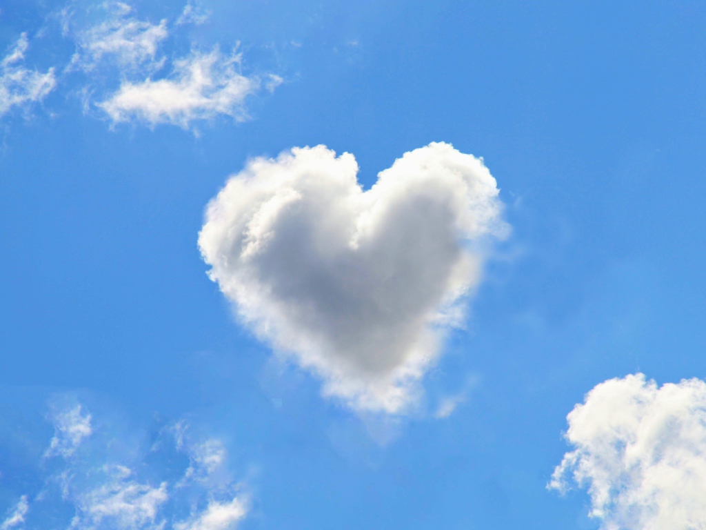 Белое облако в форме сердца в голубом небе 