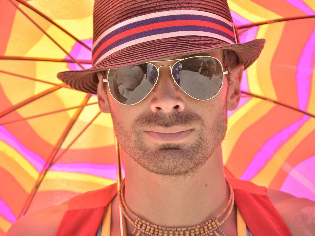 Мужчина в солнечных очках и шляпе летом