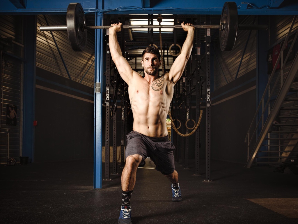 Спортивный мужчина со штангой в руках 