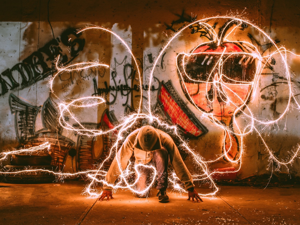 Парень в худи с искрами света