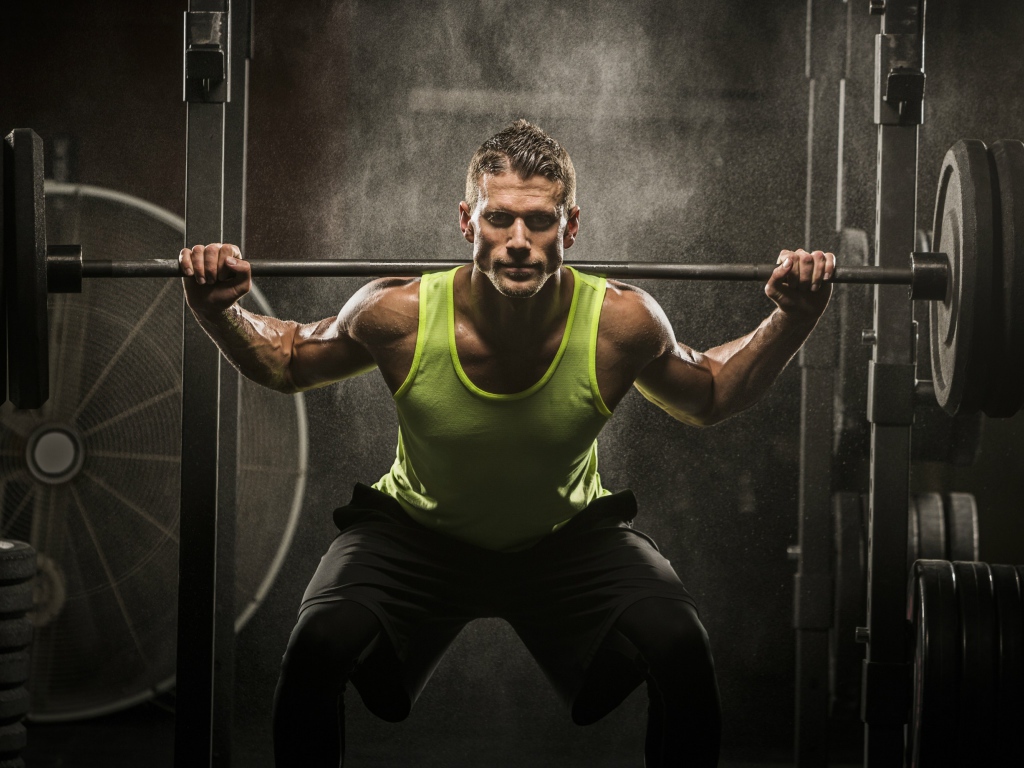 Мужчина спортсмен со штангой на плечах 